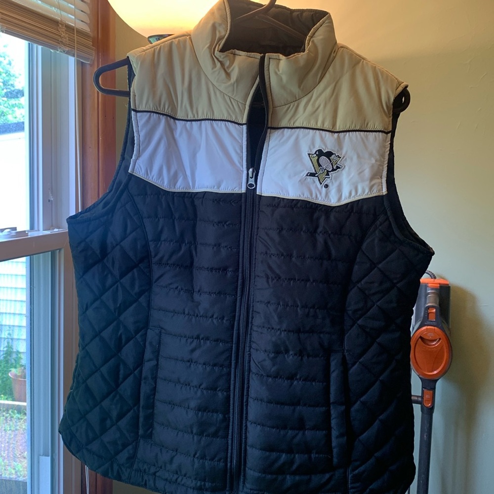 Like new Pittsburgh Penguins Size L vest
